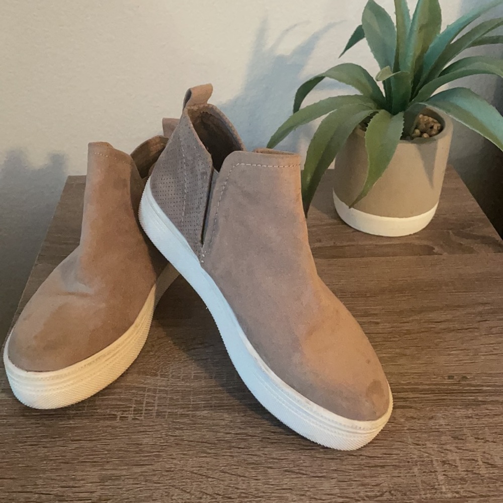 Universal Thread Women’s Suede Shoes - image 4